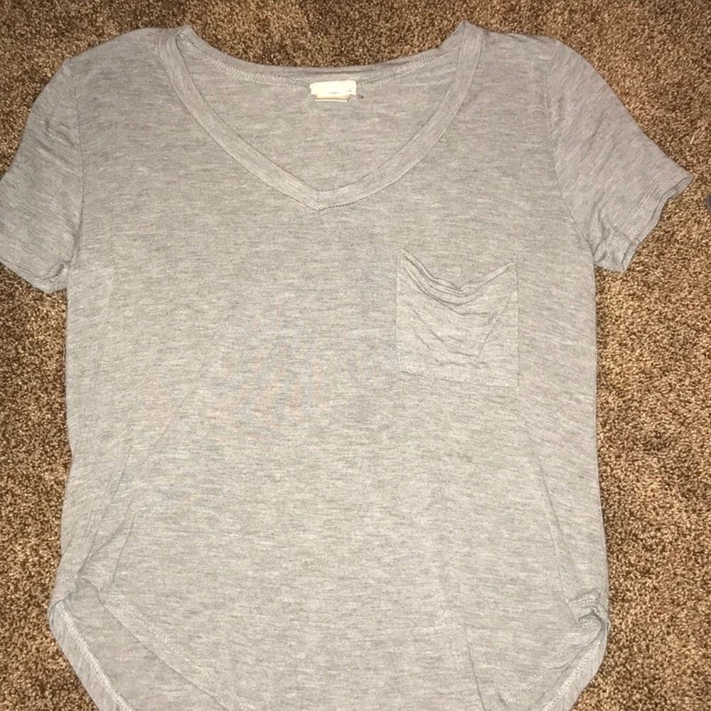 grey short sleeve shirt